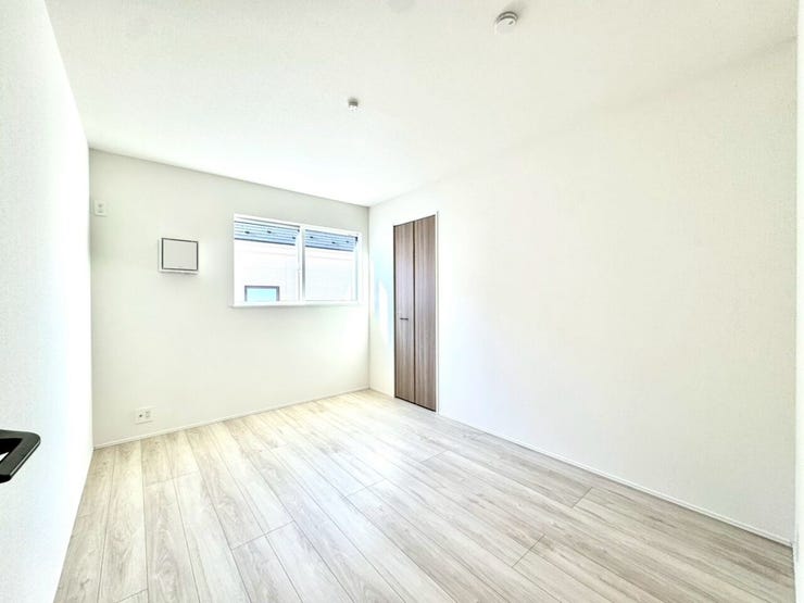 【Bedroom】明るく風通しの良い洋室。新築ならではの清潔感も魅力です。