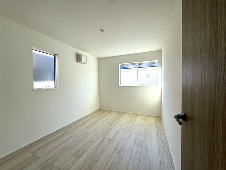 【Bedroom】クローゼット完備で収納力◎。家具の配置もしやすい機能的な洋室です。