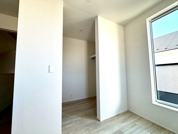 【WIC】広々としたウォークインクローゼットで、衣類や小物をすっきり収納できます。