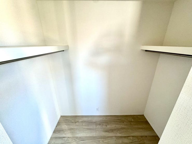 【WIC】広々としたウォークインクローゼットで、衣類や小物をすっきり収納できます。