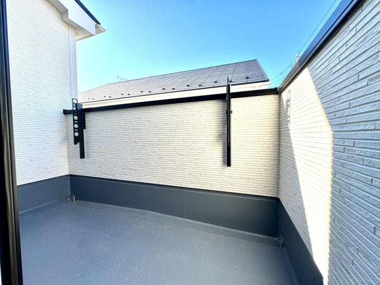 【Balcony】日当たりの良いバルコニーはお洗濯物がしっかり乾きやすく、毎日の家事にも重宝します。