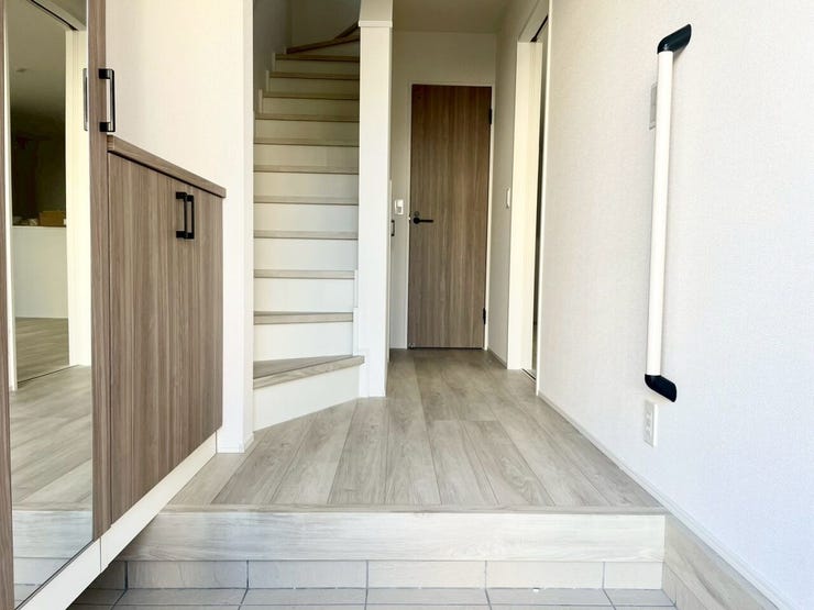 【Entrance】シューズボックス完備の玄関で、靴や小物もスッキリ収納できます。