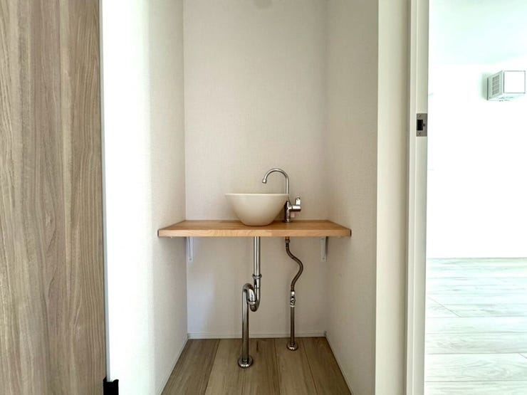 【Washroom】2階に手洗いがあり、帰宅後や朝の身支度がスムーズに。家族で混み合う時間も快適に使える便利なスペースです。