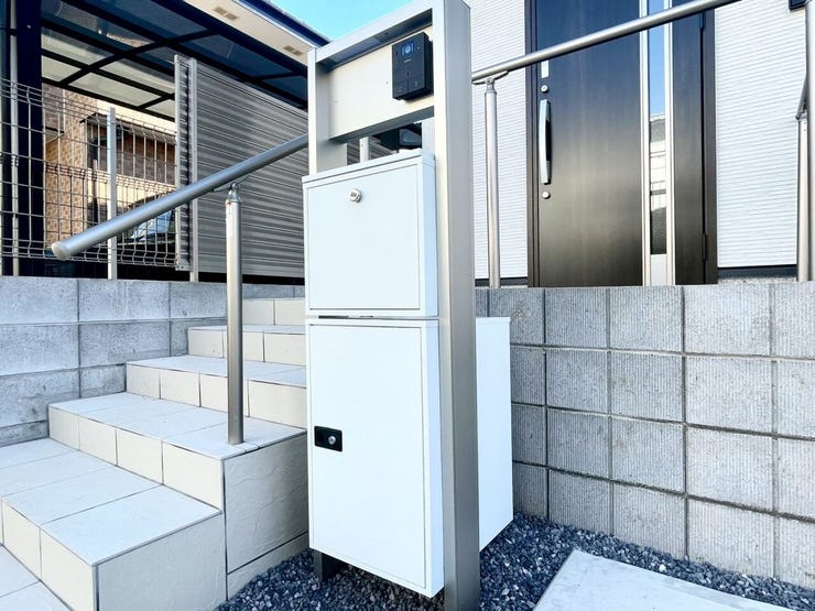 【Facilities】外出中でも荷物を受け取れる便利な宅配ボックス付き。忙しい毎日も安心です。