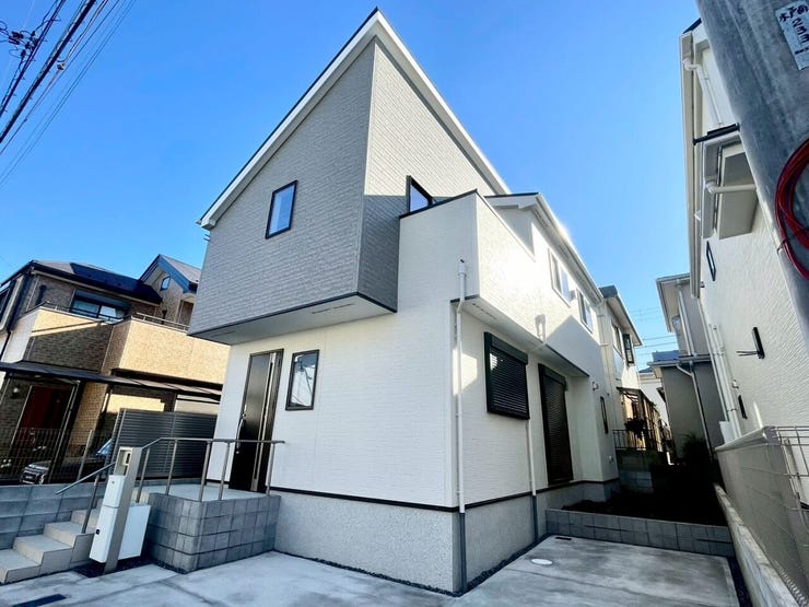 【Exterior】駐車スペースは2台分確保。車を複数所有するご家庭にも安心の設計です。