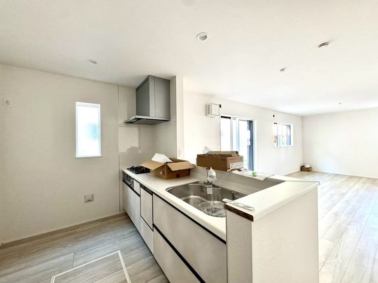 【kitchen】効率よく使える広々キッチン。収納力も高く、料理の時間がスムーズに。