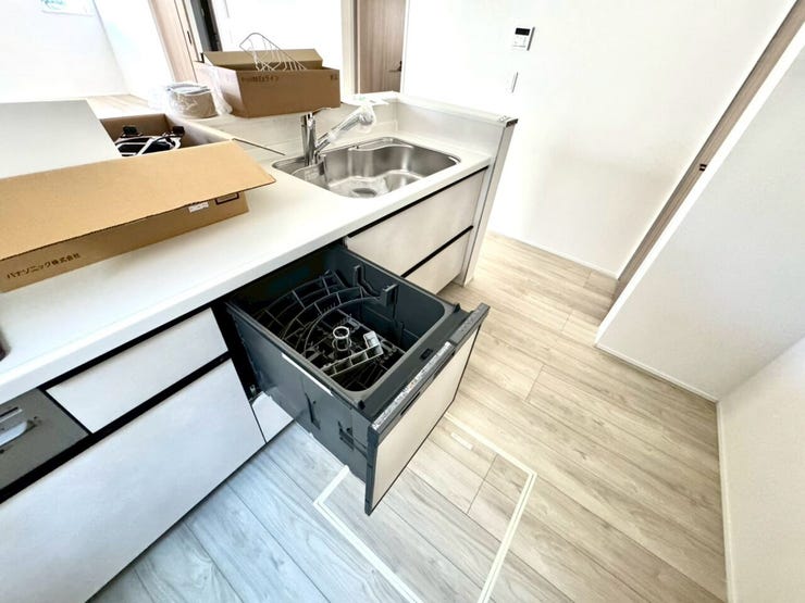 【kitchen】家事の時短に便利な食洗機付き。手洗い不要で毎日の負担を軽減します。