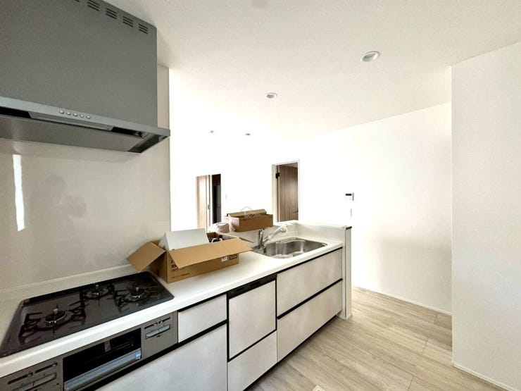 【kitchen】広めのキッチンは料理のしやすさを追求した設計。収納も豊富で作業がしやすい空間です。