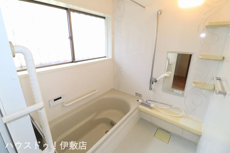 【浴室】
大型の浴槽に浸かって日頃の疲れを癒して頂く事が出来ますね