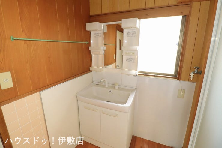 【洗面台】
ハンドシャワー付き洗面台。広い洗面ボウルでは楽にシャンプーや手洗い洗濯ができます。