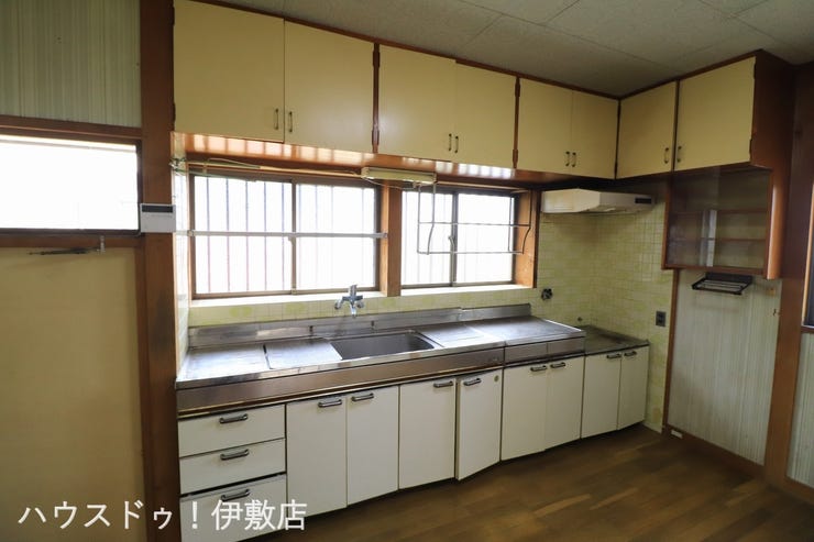 【キッチン】
吊戸棚付きのキッチン!収納が多いのはうれしいですね