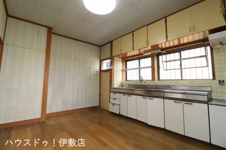 【キッチン】
勝手口付きのキッチンで、玄関を通らずにゴミ出しが可能です