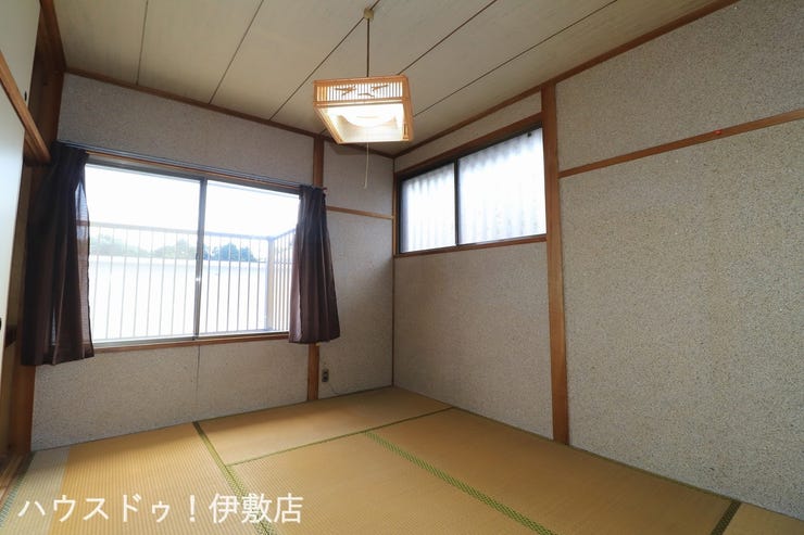 【2F和室】
2方向に窓があり明るい和室です!