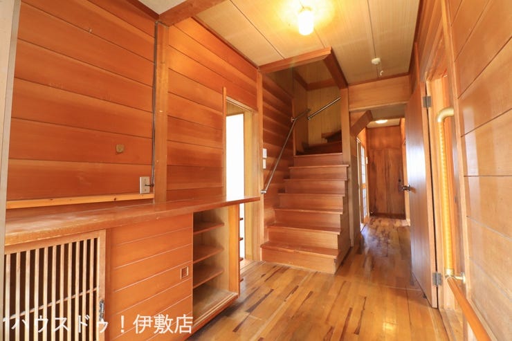 【玄関】
木の温もりが味わえる玄関です!