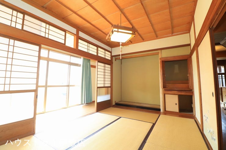 【和室】
南側に掃き出し窓があり、自然光が入りやすい和室です