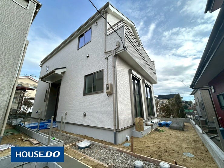 【外観】
前面道路も約6.0Mあります♪駐車のしやすさも重視したいところですよね♪
商業施設も徒歩圏内にあります♪