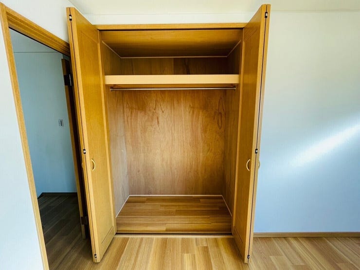扉付きのクローゼットは中を隠せるため、生活感を抑えた洗練された印象を保ちやすいです!