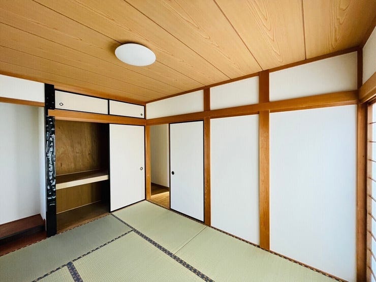 和室の畳や障子は湿気を吸収したり放出したりするため、部屋の湿度を自然に調整してくれます♪