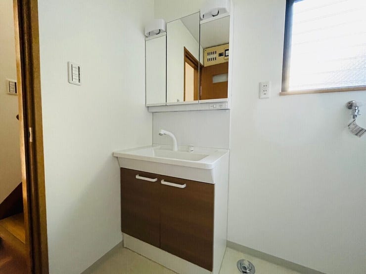 三面鏡付き洗面台は合わせ鏡ができるので、後ろの髪型までチェックできます♪