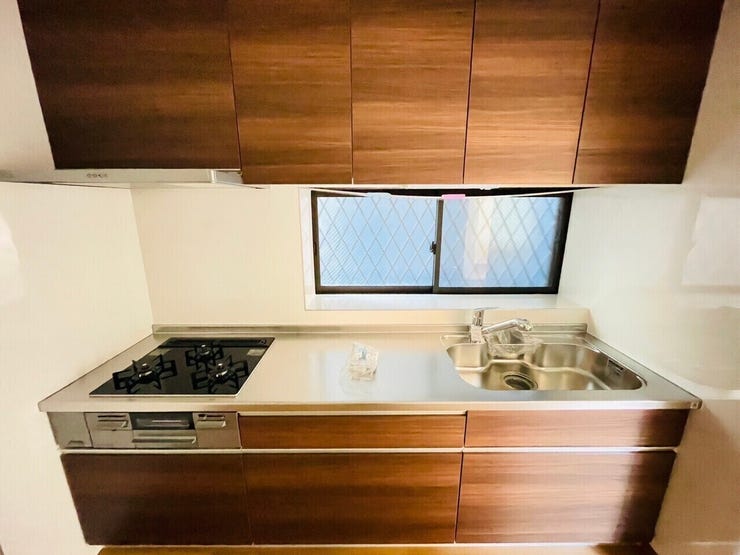 キッチンに窓があると換気が必要なときにすぐに風を通すことができるため、料理の匂いや熱気を逃がしやすいです!