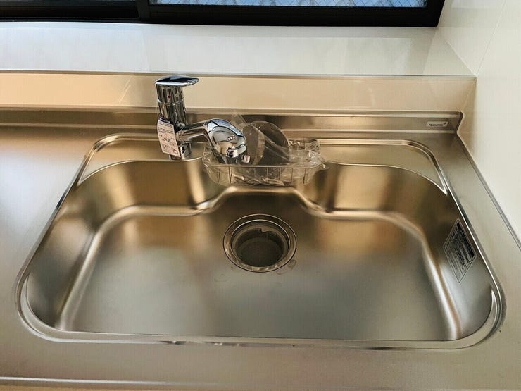 広いシンクはお皿洗いがしやすいです!また横のスペースで食器を乾かすことが出来ます!