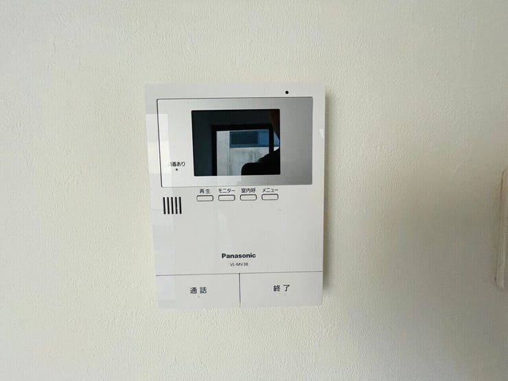 モニター付きインターホンはドアを開ける前にモニターで訪問者の顔を確認できるため、安全性が向上します。