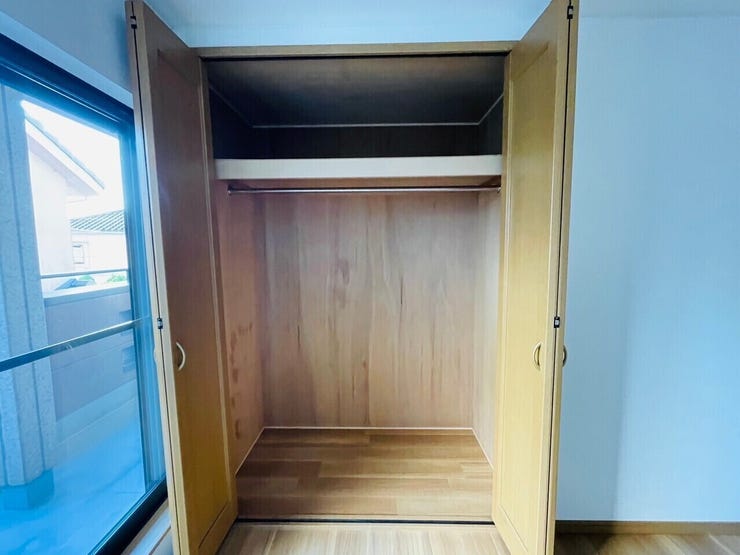 棚やハンガーラック、引き出しを設置するなど、自分の収納スタイルに合わせた使い方が可能です!