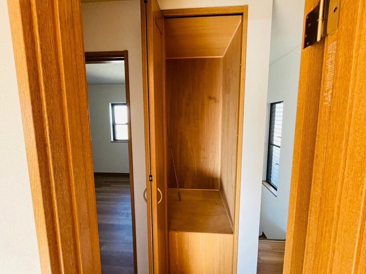 廊下は通常使われにくいスペースですが、収納を設けることで効率的な活用が可能になります。