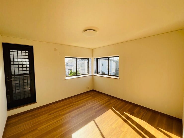 約8帖の洋室はダブルベッドやクイーンサイズベッドを置いても余裕があり、快適な寝室として利用可能です。