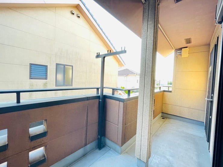 2つの部屋から直接アクセス可能なため、動線がスムーズになり、洗濯物の出し入れやベランダ活用が便利になります!