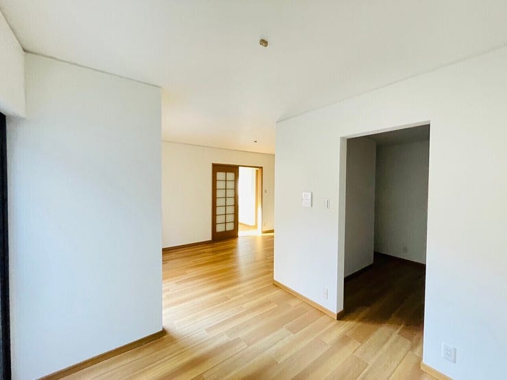 リビングに収納があることで外に出すものを少なくすることができ、リビングを広く感じる事が出来ます♪