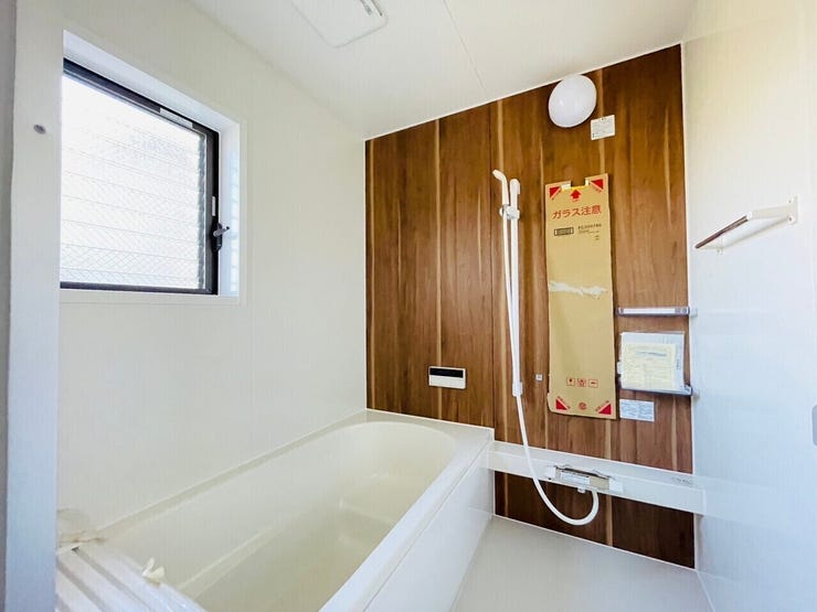 浴室に窓があるため定期的に換気ができ、湿気を逃がしてカビを防止することができます!