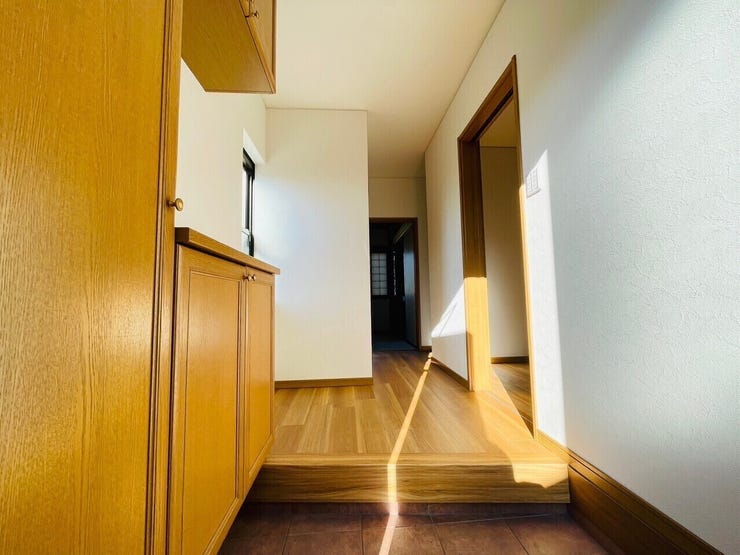 玄関はの窓を開けて換気することで、玄関にこもりがちな湿気や臭いを効率よく排出できます!