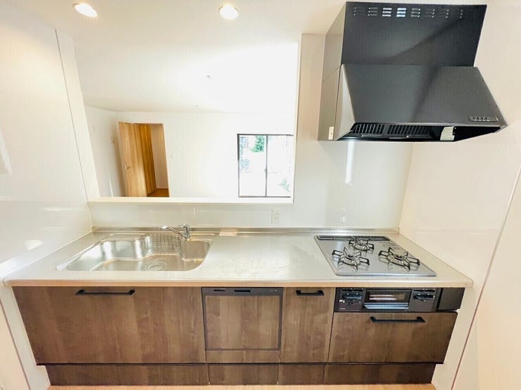 カウンターキッチンはリビング・ダイニングにいる家族の様子を見ながら調理できるのでお子様がいるご家庭にもおすすめです♪