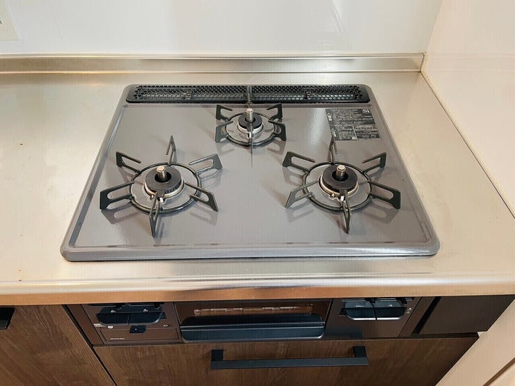 三口コンロは大人数分の料理を手早く準備する際に便利です。パーティーやイベントのときにも活躍します♪