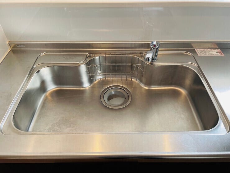 深めのシンクは水撥ねがしづらく、食器類を多く置けるため毎日の洗い物のストレスを軽減します♪