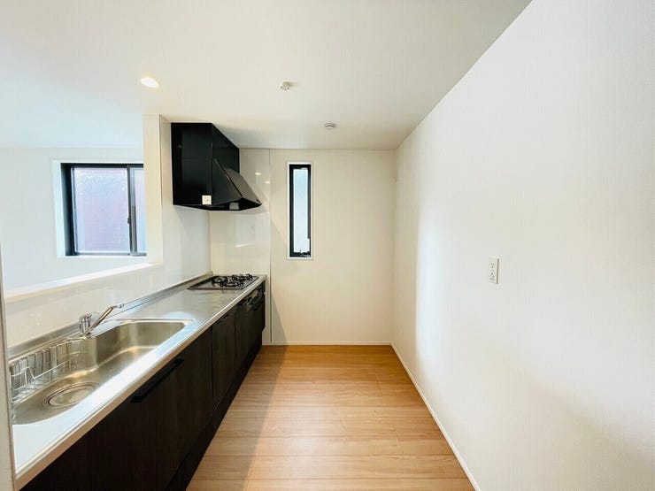 システムキッチンは調理に必要な道具を最小限の動きで取り出せるよう、使い勝手も工夫されており、収納力と収納のしやすさを同時に備えています!