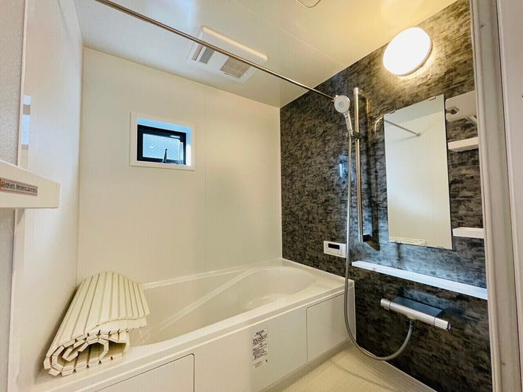 浴室に物干し竿があるため室内で洗濯物を干すことができ、 雨の日や寒い季節など、外に干すことが難しい場合に重宝します。