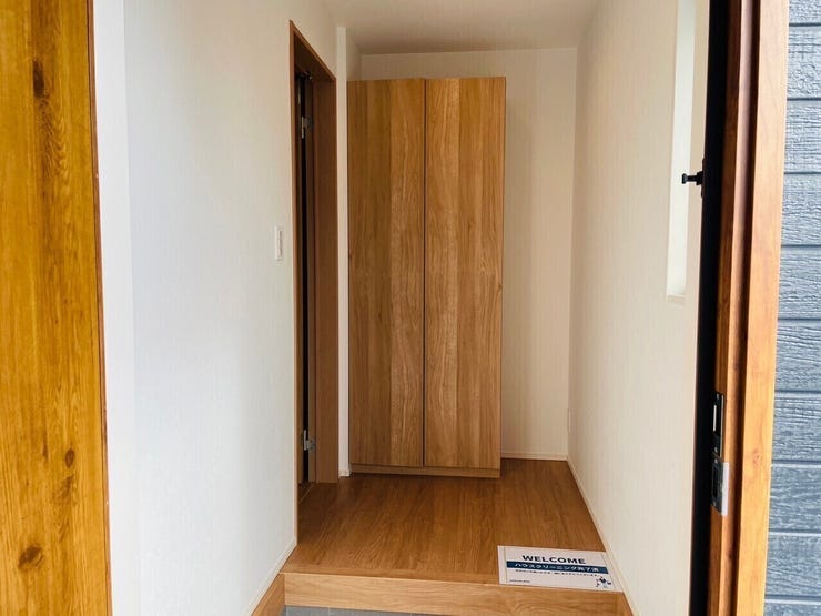 玄関を開けても室内が直接見えない設計で、プライバシーがしっかり守られ来客時も安心です!