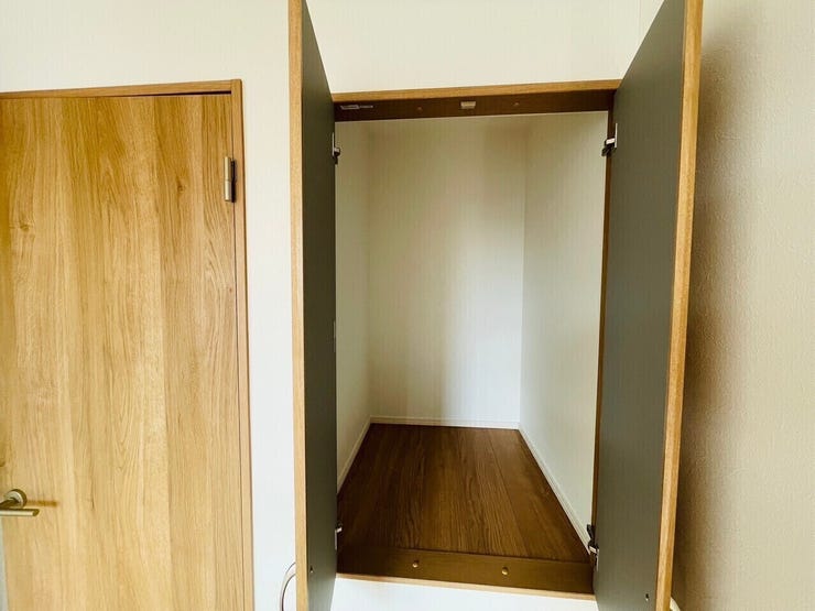 奥行きのある週のは、衣類だけでなく日用品なども収納しやすく利便性が高いです!