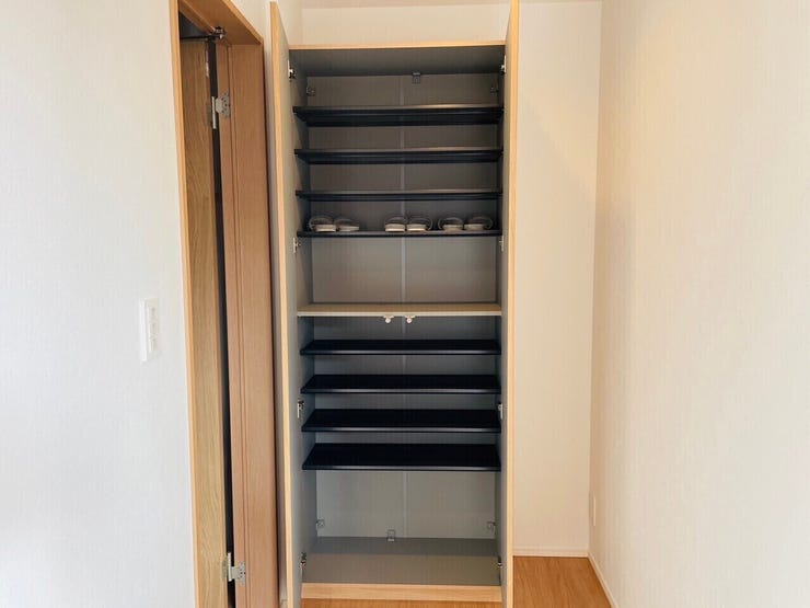 大容量のシューズボックスで靴の種類や季節に応じて多くの靴を収納でき、家族全員分の靴を一箇所にまとめて管理できます。