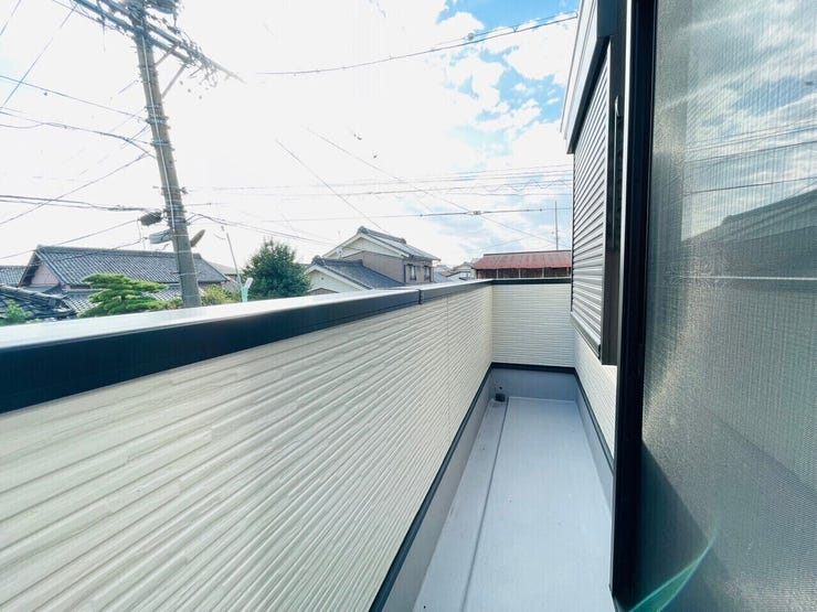 南向きのバルコニーは太陽光をたっぷりと受けられるため、洗濯物が乾きやすく、室内に明るさをもたらします。