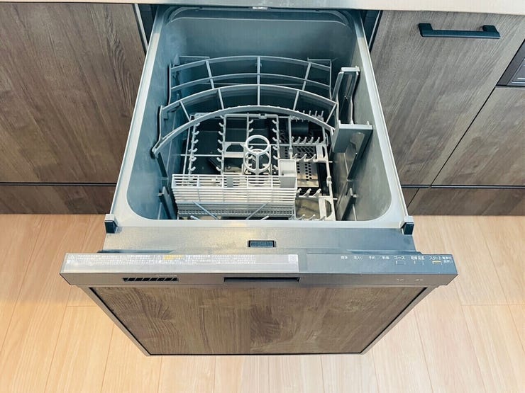 手洗いに比べて、食洗機は使用する水の量を大幅に節約できます。一度の洗浄で使う水は、手洗いに必要な量の3分の1以下とも言われています。