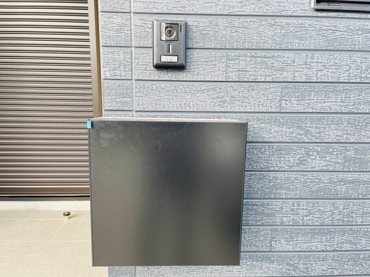 郵便物を安全に保管し、不正取得や紛失を防ぎます。鍵付きの郵便受けはさらに防犯性が向上します。