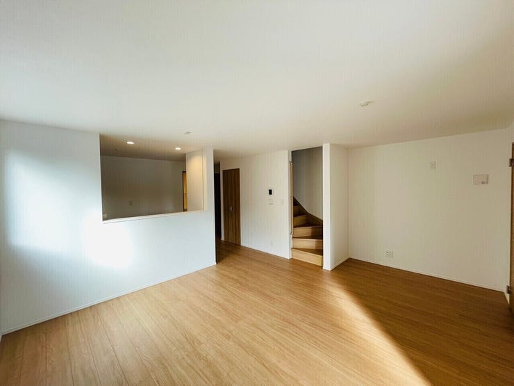 18帖以上のLDKはゆったりと過ごせる広さです。家具を配置しても圧迫感が少なく、快適な生活空間を確保できます!