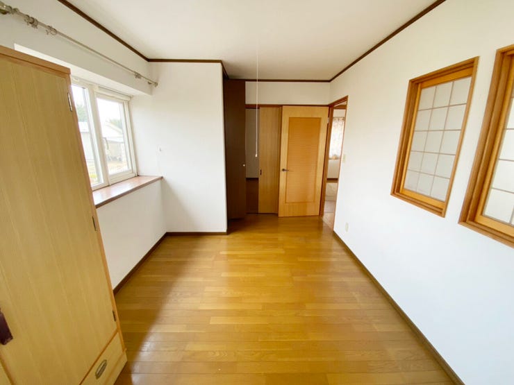 室内(2025年10月)撮影
◎本日案内可能◎
腰高窓は家具の配置がしやすいので自分好みのお部屋に♪