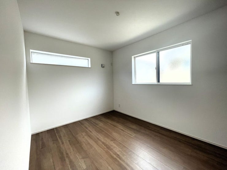 ◇洋室6帖◇
2面採光のお部屋は明るく風通しが良いです♪
収納もしっかり出来ますよ!