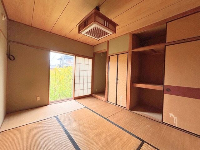 1階6帖:布団や座布団、季節の衣類などをまとめて収納できる押入れを完備。和室の雰囲気と調和しながら、空間を有効に活用し、生活用品をすっきりと整理できます。(2025年10月26日撮影)