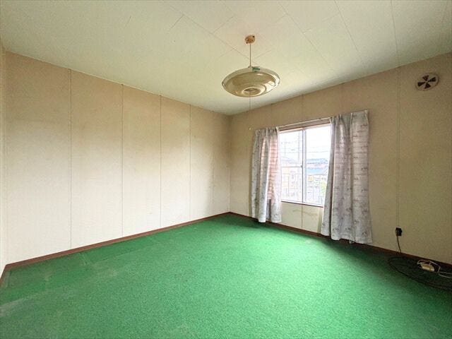 2階8帖:お子様のお部屋や主寝室としてはもちろん、来客時の宿泊スペースや趣味のお部屋など、多目的にご利用いただけます。(2025年10月26日撮影)