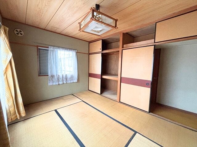 2階6帖:天袋の付いた押入れは、収納力が豊富です。普段あまり使わない季節の物や、かさばる物をすっきりと片付けることができ、お部屋を広くお使いいただけます。(2025年10月26日撮影)